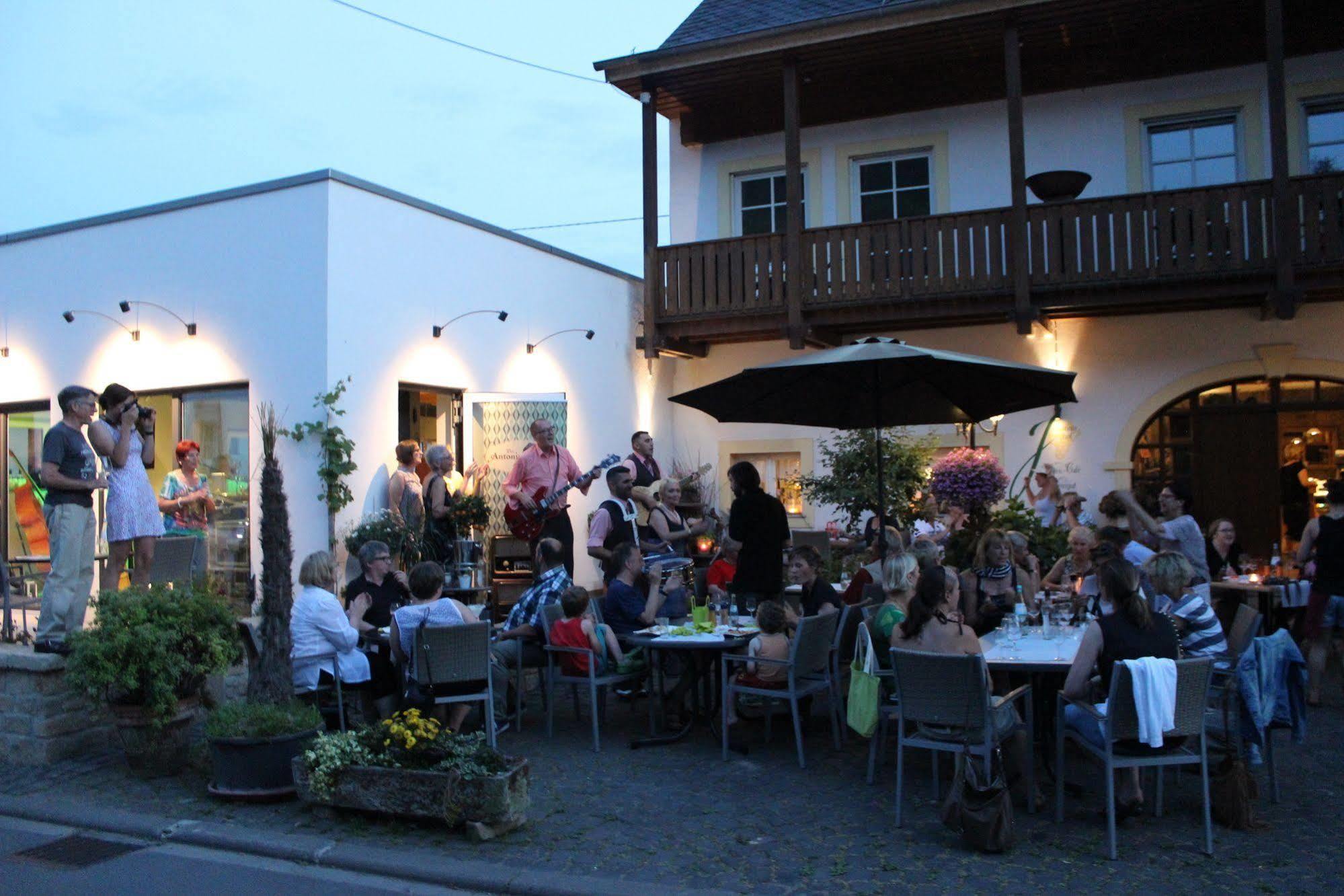 Johannishof Wein-Cafe & Gaestehaus Langsur Exterior foto